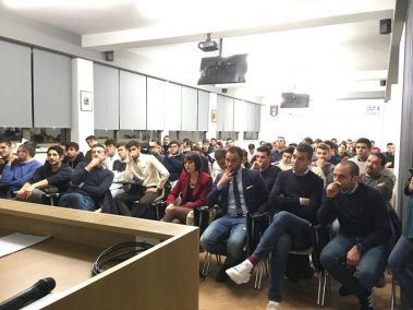 La platea durante la riunione