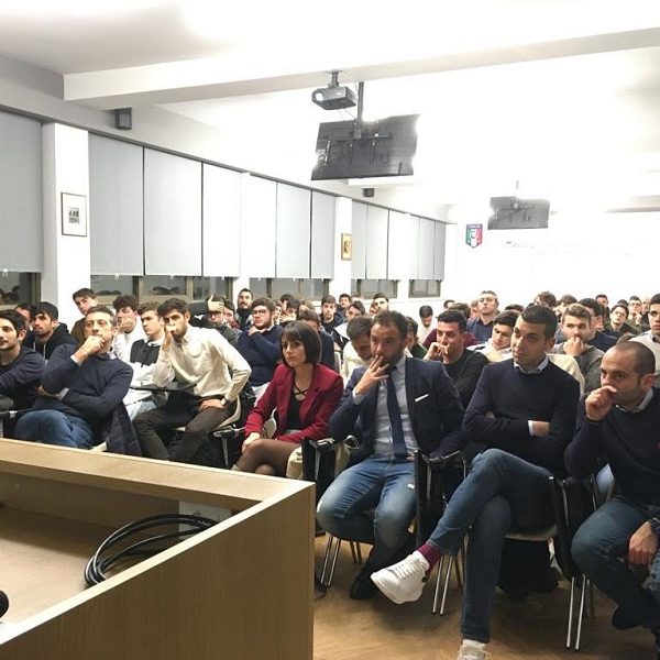 La platea durante la riunione