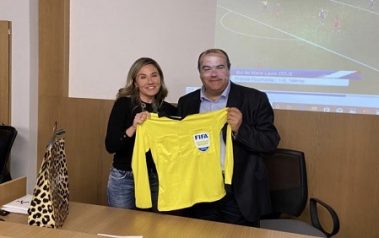 Il regalo della maglia da Internazionale