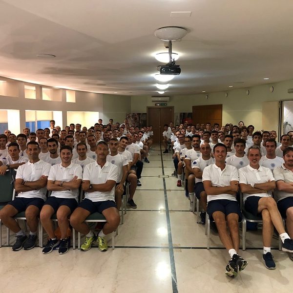 Gli OT posano con il gruppo degli assistenti