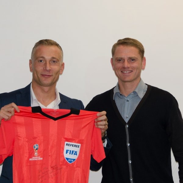 Valeri consegna la divisa mondiale a Di Resta