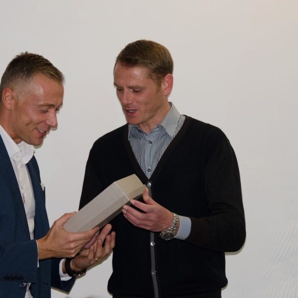 Di Resta consegna la targa ricordo a Valeri