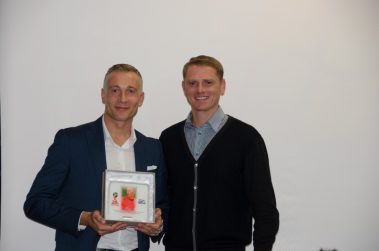 Valeri con la targa ricordo di Roma 2