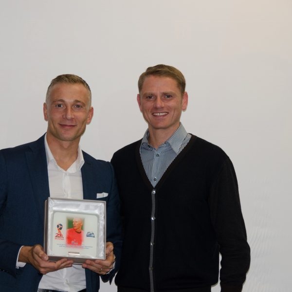 Valeri con la targa ricordo di Roma 2