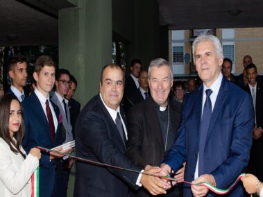 Taglio del nastro con Trombetta, Mons. Mazza e Nicchi