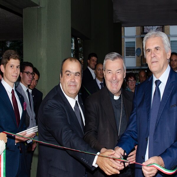 Taglio del nastro con Trombetta, Mons. Mazza e Nicchi