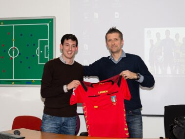 Orsato consegna la maglia a Bernardini