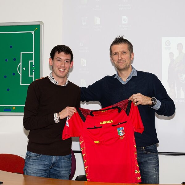 Orsato consegna la maglia a Bernardini