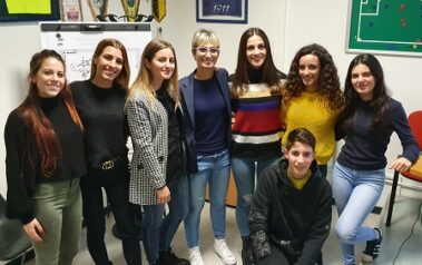 Pirriatore con le ragazze della Sezione