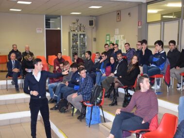 Sacchi parla con i ragazzi