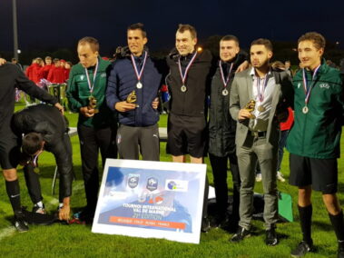 Gli arbitri durante la premiazione