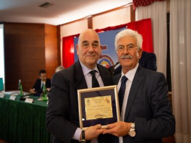 Il Presidente Roberto Bonardo mentre consegna una targa celebrativa a nome di tutte le Sezioni del Lazio al Presidente Picano