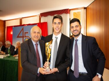 La consegna del Memorial “Davide Troiano” all’arbitro Andrea Musumeci da parte di Umberto Carbonari e Diego Troiano (figlio di Davide)