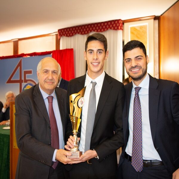 La consegna del Memorial “Davide Troiano” all’arbitro Andrea Musumeci da parte di Umberto Carbonari e Diego Troiano (figlio di Davide)