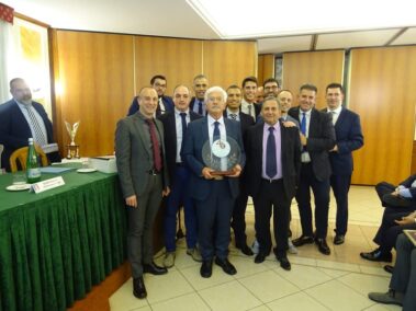 Il Consiglio Direttivo durante la consegna a sorpresa di una targa al Presidente di Sezione