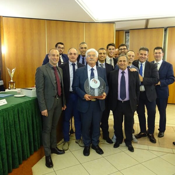 Il Consiglio Direttivo durante la consegna a sorpresa di una targa al Presidente di Sezione