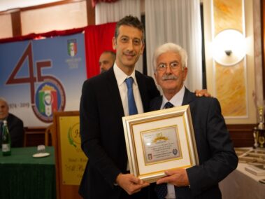Il Presidente del CRA Giulio Dobosz durante la consegna della targa celebrativa al Presidente della Sezione di Cassino Elvio Picano