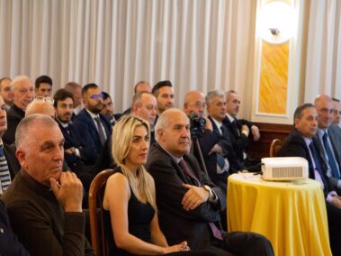 : Un attenta platea segue l’evento, si riconoscono il componente del Comitato Nazionale Umberto Carbonari e la Componente del Settore Tecnico dell’AIA Katia Senesi