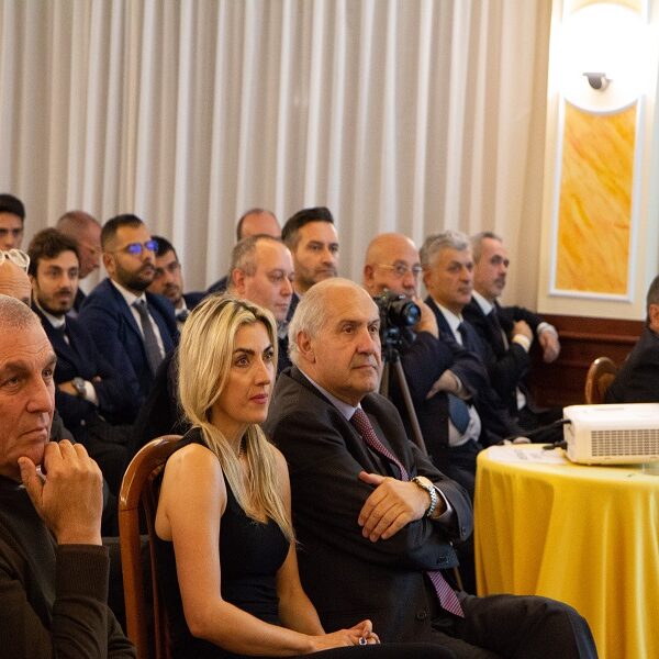 : Un attenta platea segue l’evento, si riconoscono il componente del Comitato Nazionale Umberto Carbonari e la Componente del Settore Tecnico dell’AIA Katia Senesi