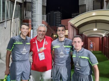 Gli assistenti Minafra e Bianchini prima di scendere in campo