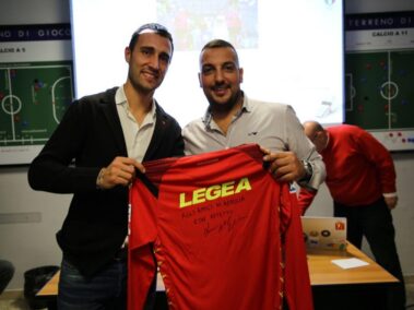 La maglia in regalo ad Aprilia