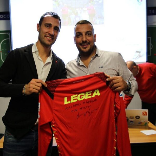 La maglia in regalo ad Aprilia