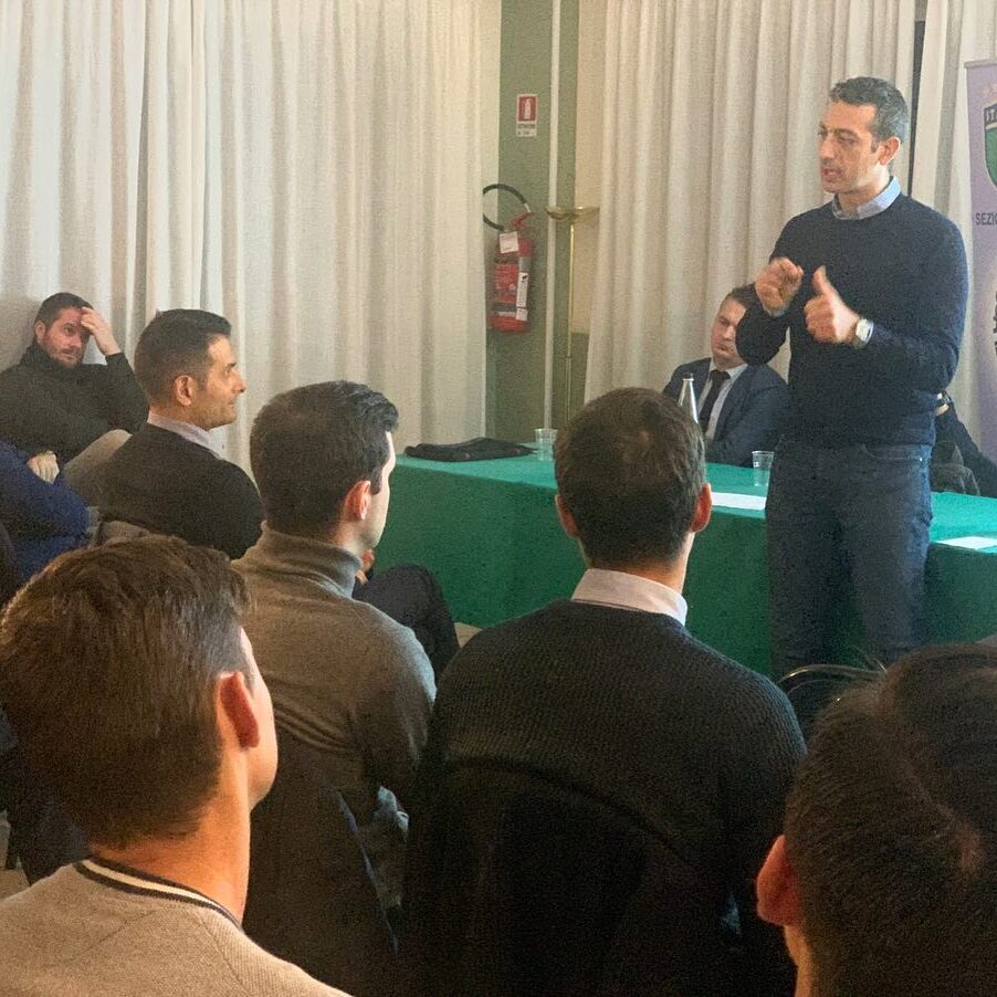 Il Presidente Dobosz durante la riunione