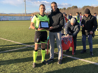 Il Presidente Dobosz premia l'arbitro Colelli