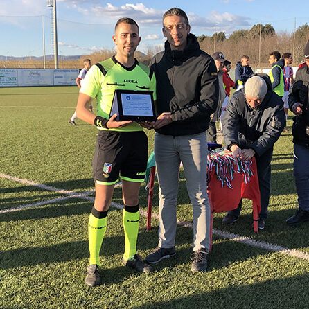 Il Presidente Dobosz premia l'arbitro Colelli