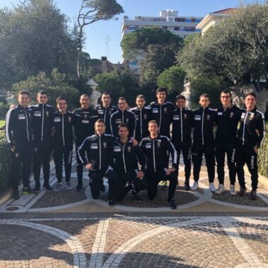 Tutto il gruppo degli arbitri del Lazio uniti e sorridenti. Da sx a dx: Ancora, Perri, Petrov, Torreggiani, Di Francesco, Gavini, Silvestri, Tartarone, Bocchini, Marchioni, Galasso, Ubaldi. Accosciati: Campobasso, Angiolari e Fantozzi