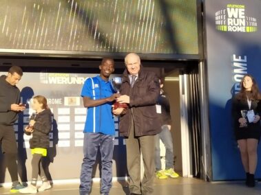 Matar Diop premiato da Umberto Carbonari