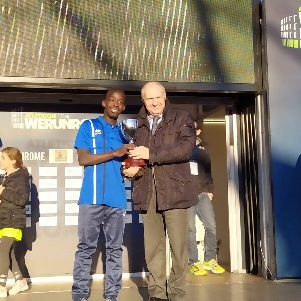Matar Diop premiato da Umberto Carbonari
